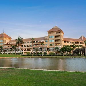 Hilton Pyramids Golf